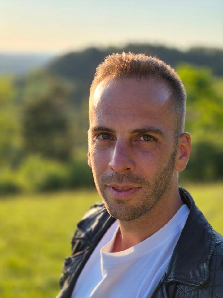 Pierre M. ist ein männliches People Model mit braun-grünen Augen und dunkelblonden Haaren aus Stuttgart