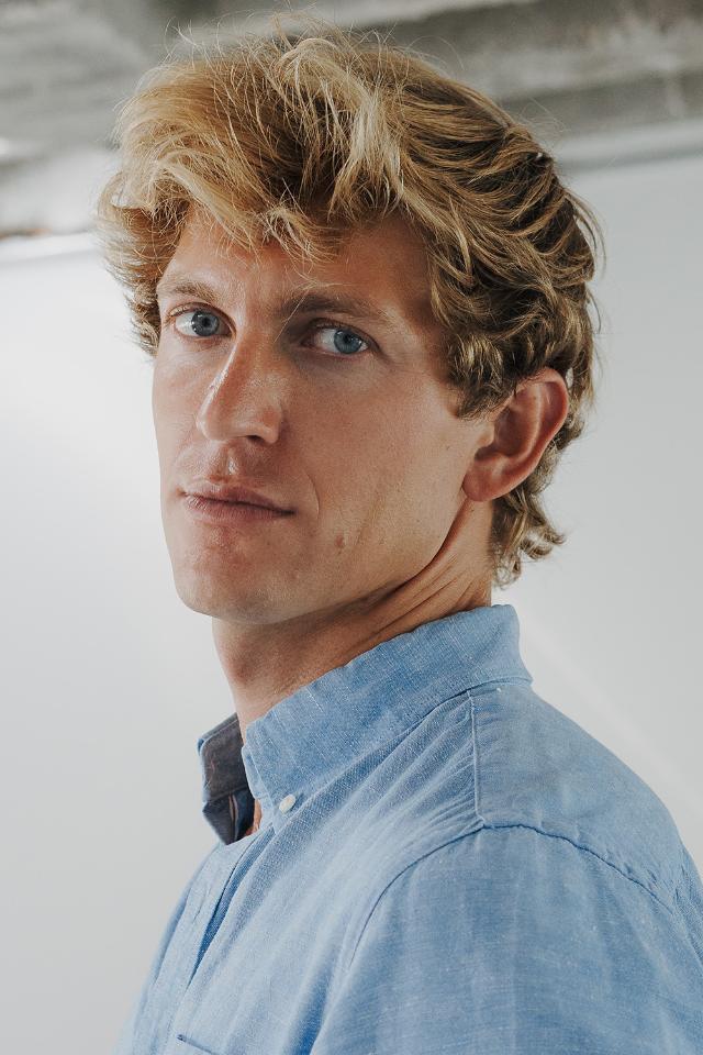 Niklas R. ist ein männliches Models Model mit blauen Augen und blonden Haaren aus Stuttgart