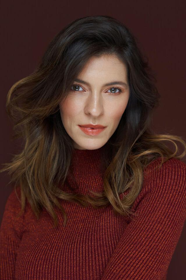 Eva S. ist ein weibliches Mainboard Model mit grünen Augen und braunen Haaren aus Frankfurt