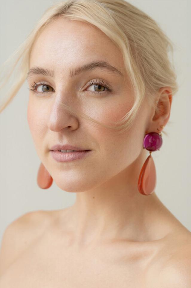 Weibliches Model aus unserer Mainboard Kategorie