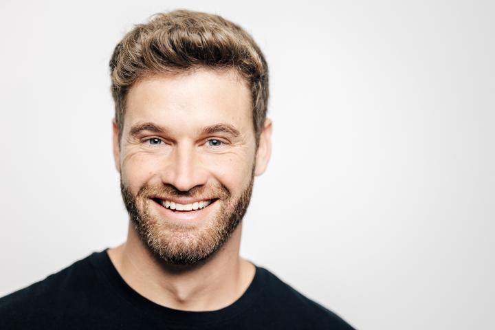 Manuel S. ist ein männliches Commercials Model mit blauen Augen und dunkelblonden Haaren aus Stuttgart