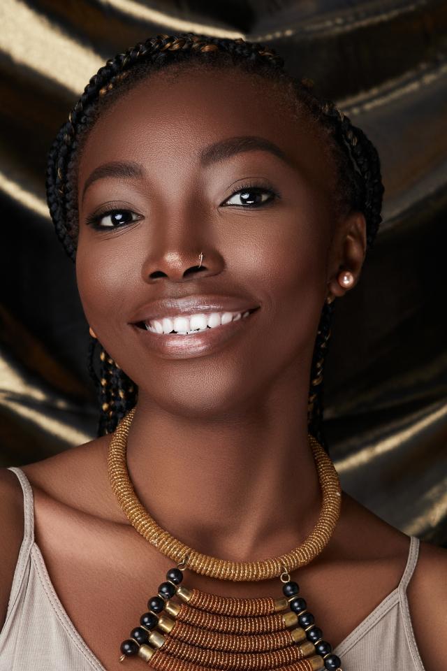 Shaleen  L. ist ein weibliches People of Color Model mit braunen Augen und schwarzen Haaren aus München