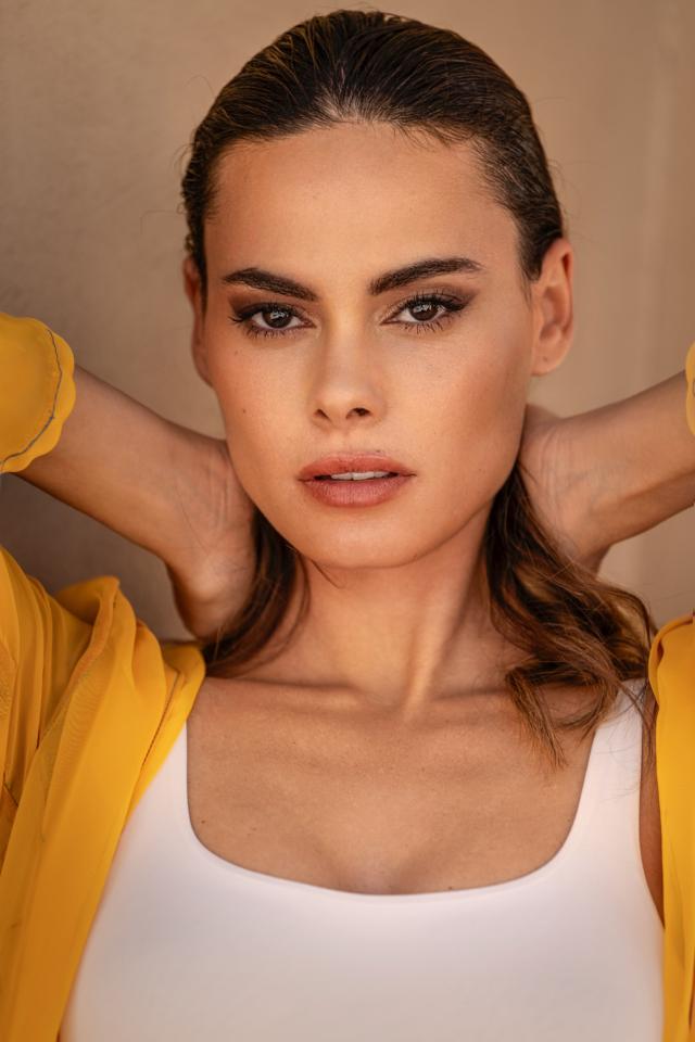 Eva N. ist ein weibliches Models Model mit braunen Augen und braunen Haaren aus Stuttgart