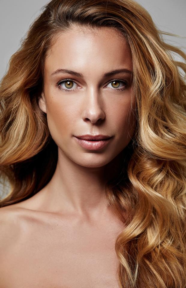 Nadja  C. ist ein weibliches Moderation Model mit braun-grünen Augen und blonden Haaren aus Köln
