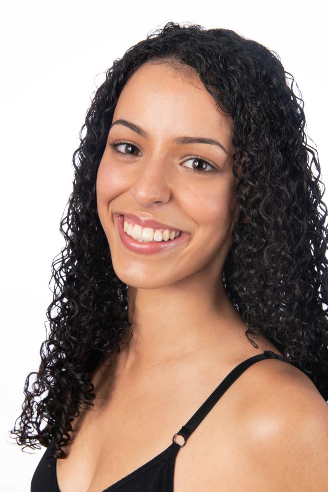 Lucie B. ist ein weibliches  Model mit braunen Augen und  dunkelbraun en Haaren aus Stuttgart