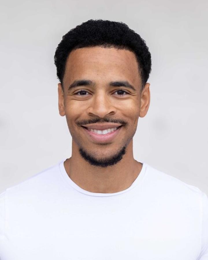 Isaiah K. ist ein männliches People of Color Model mit braunen Augen und braunen Haaren aus Frankfurt