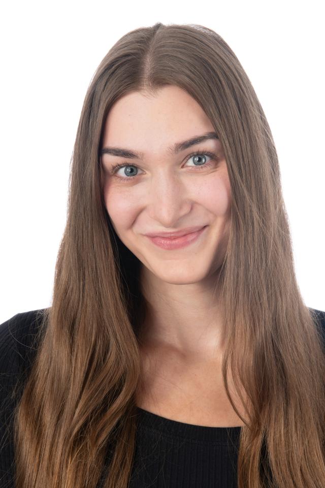 Mila G. ist ein weibliches People Model mit blau-grünen Augen und braunen Haaren aus Tübingen