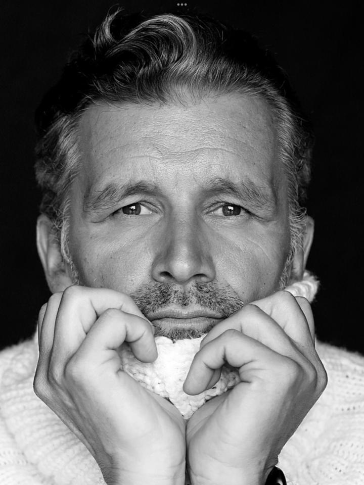 Tonci  G. ist ein männliches Best Ager Model mit braunen Augen und silbergrauen Haaren aus Düsseldorf