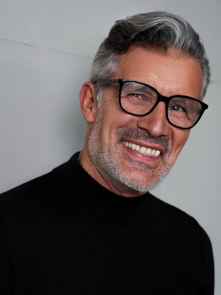 Tonci  G. ist ein männliches Best Ager Model mit braunen Augen und silbergrauen Haaren aus Düsseldorf