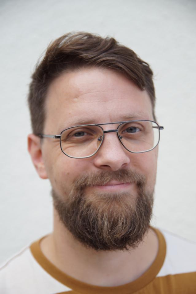 Felix K. ist ein männliches Actors Model mit blau-grauen Augen und dunkelbraunen Haaren aus Stuttgart