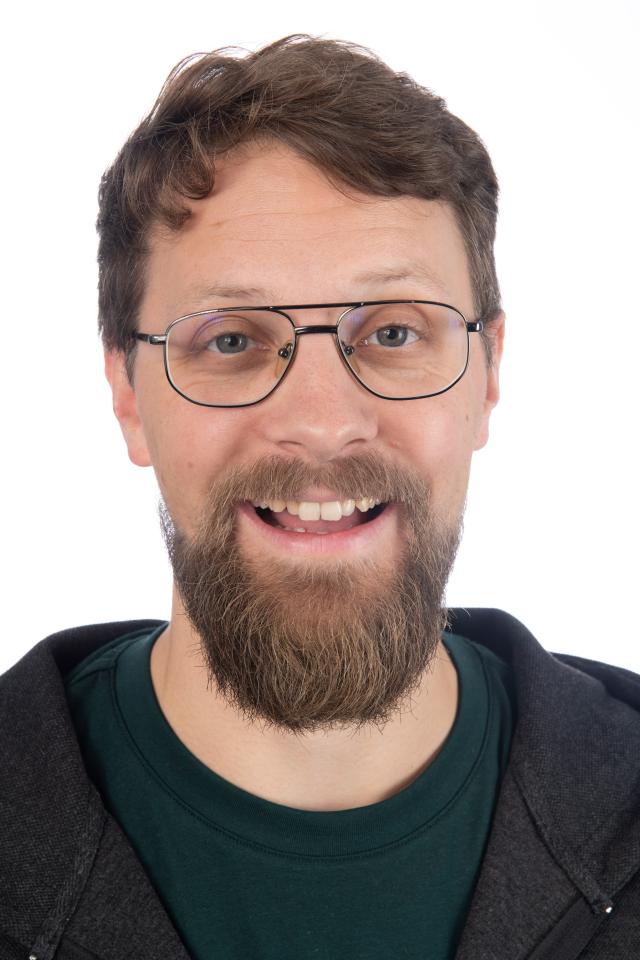 Felix K. ist ein männliches Actors Model mit blau-grauen Augen und dunkelbraunen Haaren aus Stuttgart