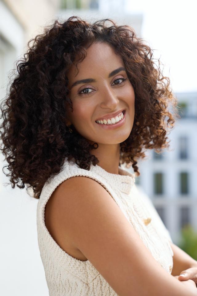 Nabila H. ist ein weibliches People of Color Model mit braunen Augen und schwarzen Haaren aus Frankfurt