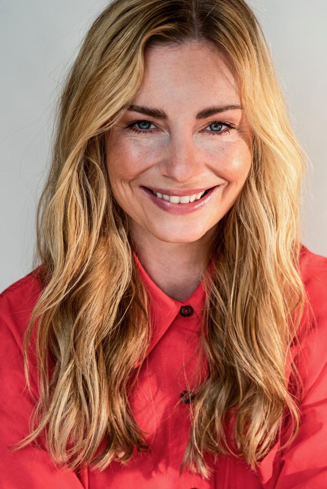 Lisa B. ist ein weibliches Commercials Model mit blau-grauen Augen und blonden Haaren aus Frankfurt