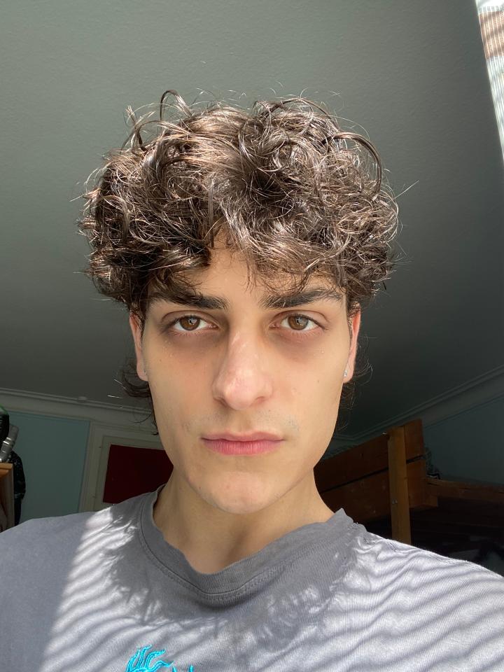 Saikhan M. ist ein männliches People Model mit braunen Augen und hellbraunen Haaren aus Stuttgart