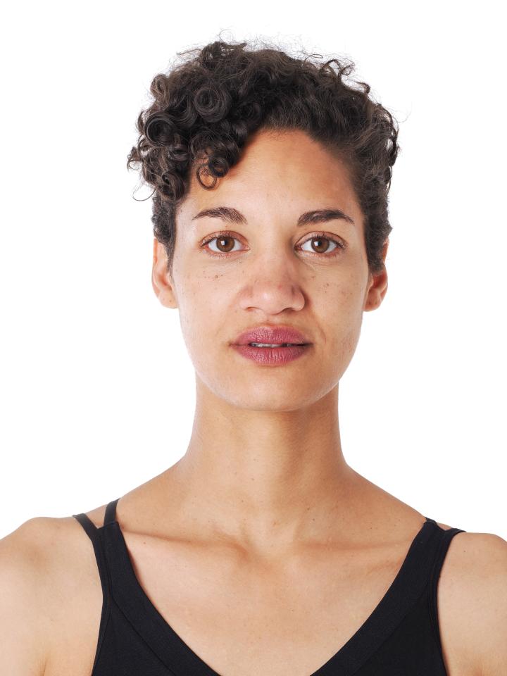 Aline M. ist ein weibliches People of Color Model mit braun-grünen Augen und dunkelbraunen Haaren aus Stuttgart