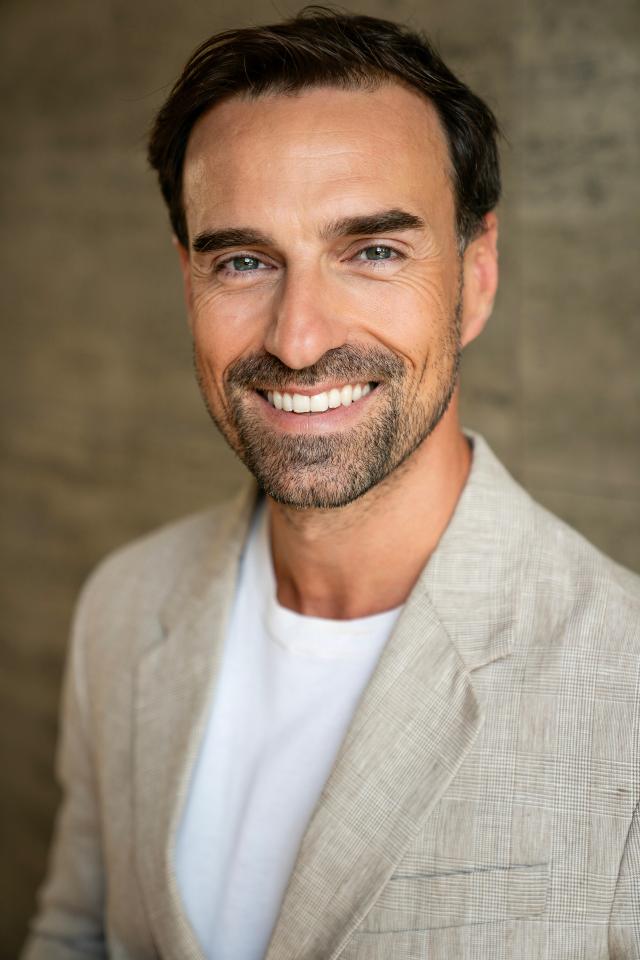 Peter L. ist ein männliches Mainboard Model mit grau-grünen Augen und braunen Haaren aus München