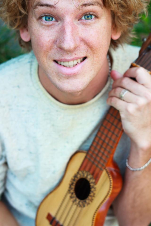 Dustin H. ist ein männliches People Model mit blau-grünen Augen und blonden Haaren aus Stuttgart