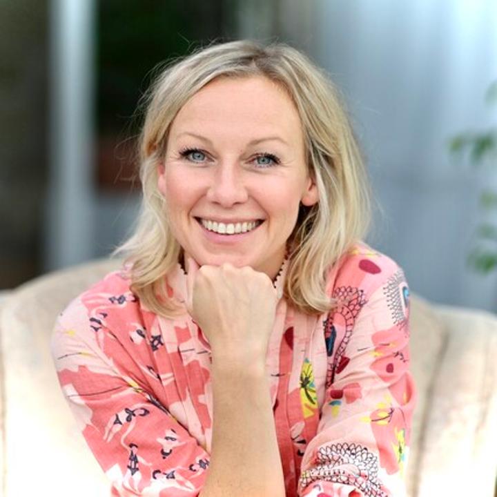 Doro J. ist ein weibliches Moderation Model mit blauen Augen und blonden Haaren aus Stuttgart