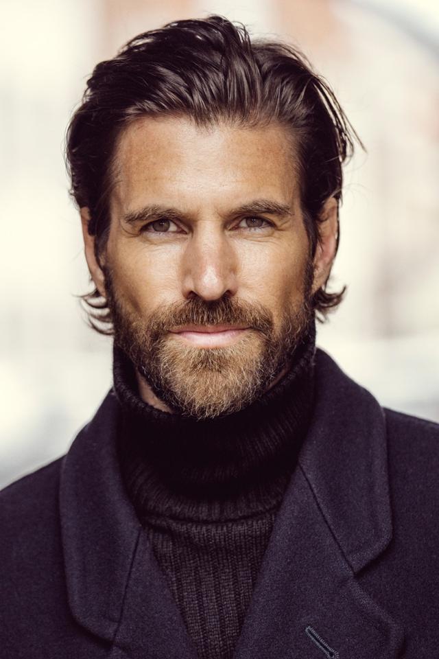 Marco P. ist ein männliches Models Model mit braunen Augen und dunkelbraunen Haaren aus Frankfurt