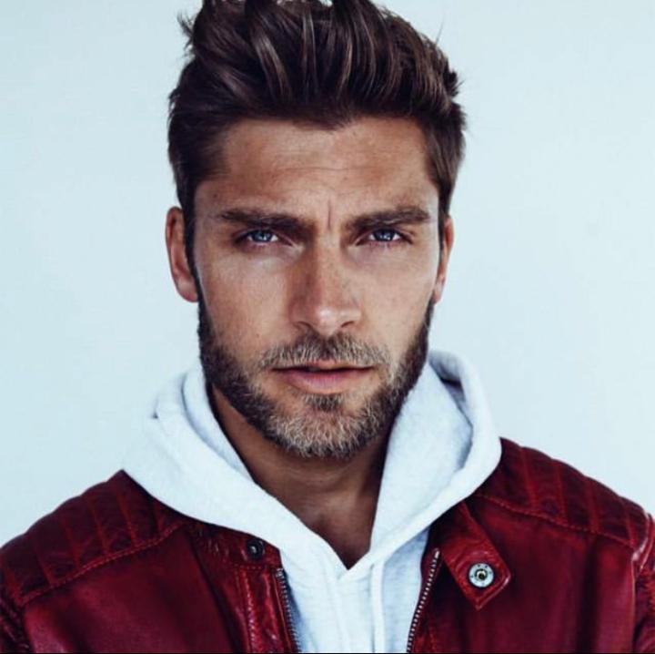 Michael M. ist ein männliches Fashion Model mit blau-grauen Augen und dunkelblonden Haaren aus Mannheim