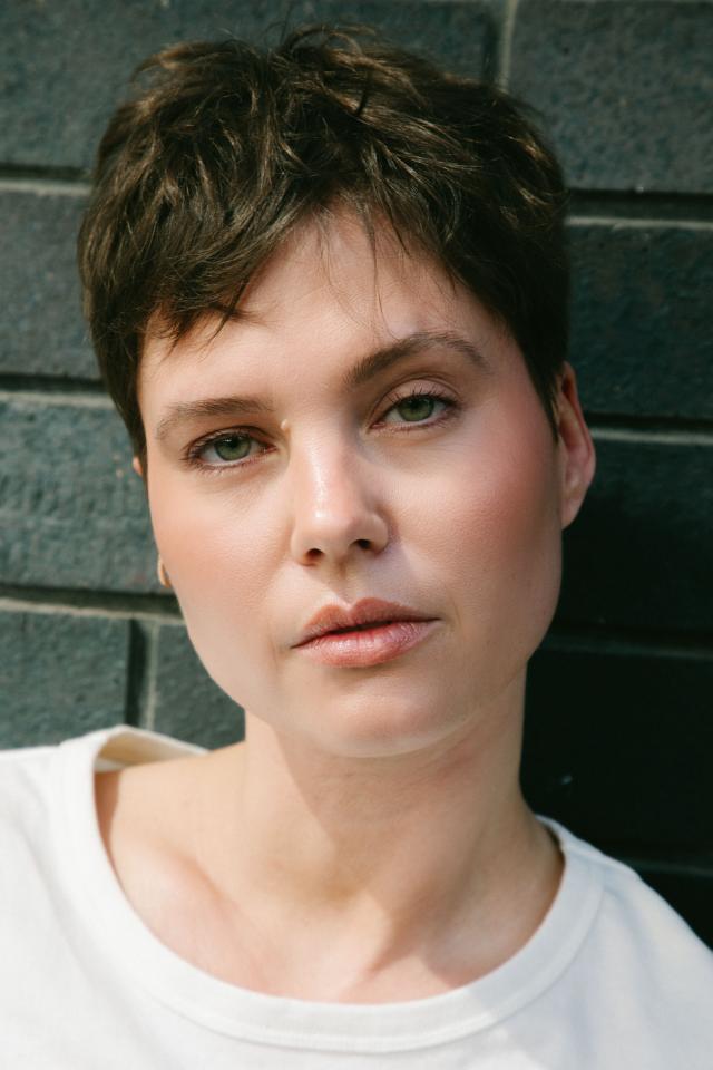 Roxana K. ist ein weibliches Mainboard Model mit grünen Augen und dunkelblonden Haaren aus Frankfurt