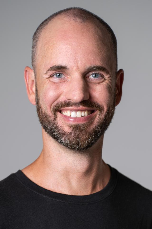 Simon H. ist ein männliches Moderation Model mit blauen Augen und dunkelbraunen Haaren aus Stuttgart