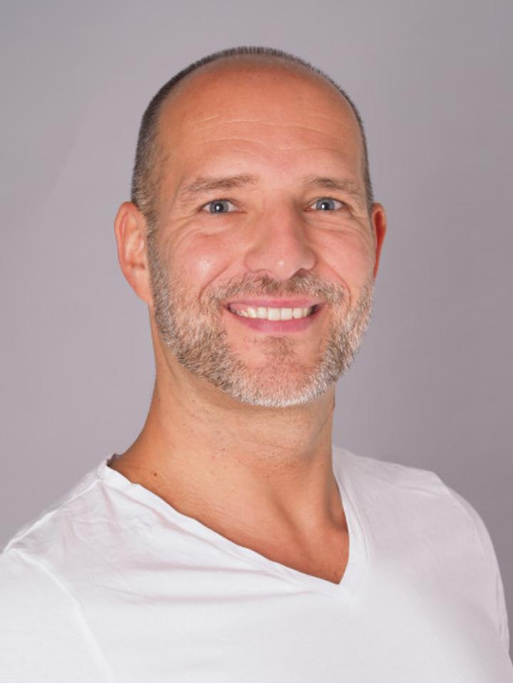 Timo K. ist ein männliches People Model mit blau-grünen Augen und braunen Haaren aus Stuttgart