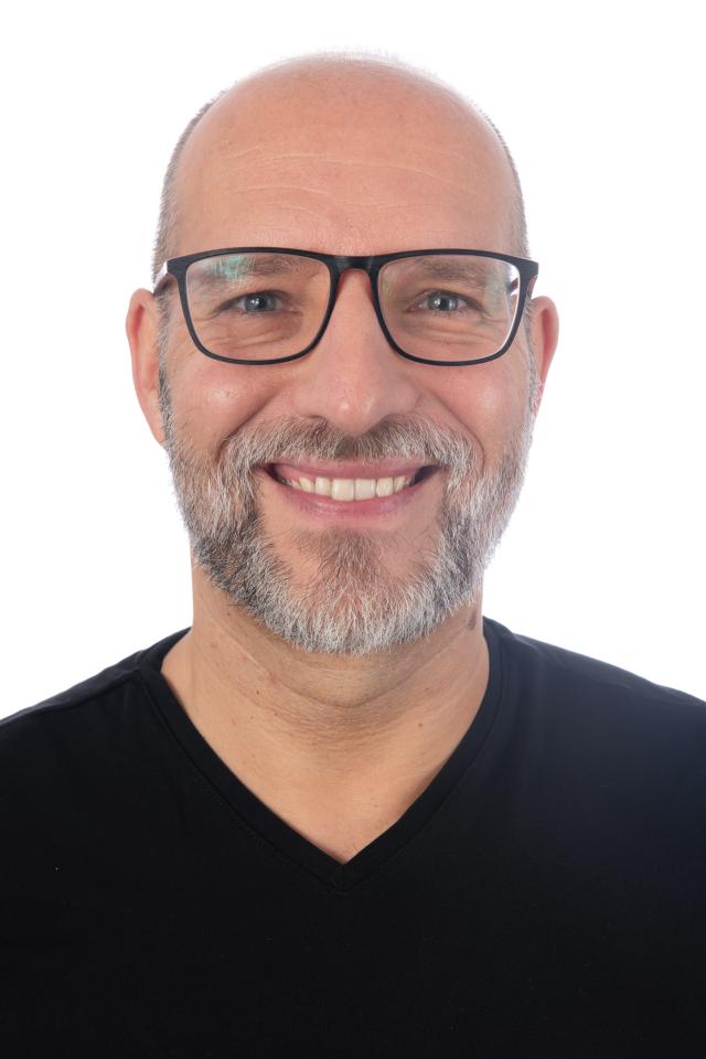 Timo K. ist ein männliches  Model mit blau-grünen Augen und braunen Haaren aus Stuttgart