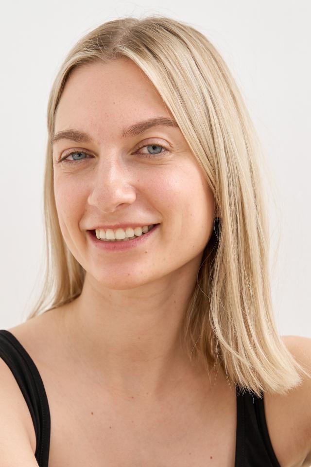 Evelyn H. ist ein weibliches Fashion Model mit blauen Augen und blonden Haaren aus Düsseldorf