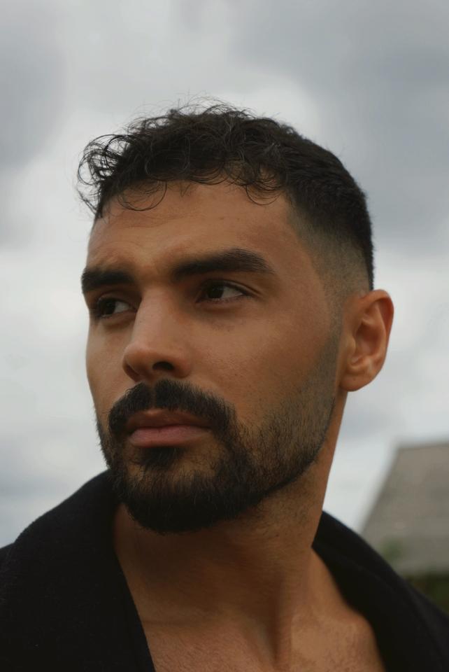 Matheus P. ist ein männliches People of Color Model mit braunen Augen und dunkelbraunen Haaren aus Stuttgart