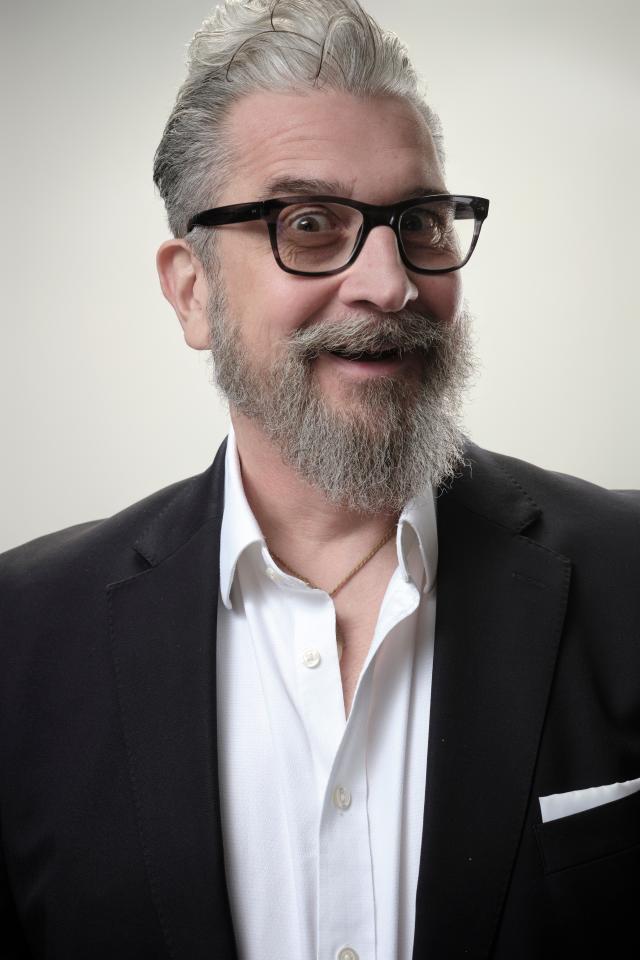 Andreas Johannes G. ist ein männliches People Model mit braun-grünen Augen und silbergrauen Haaren aus Stuttgart