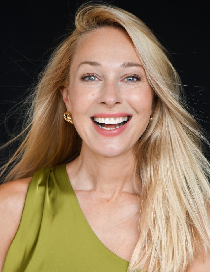 Heidi F. ist ein weibliches Mainboard Model mit blauen Augen und blonden Haaren aus Stuttgart