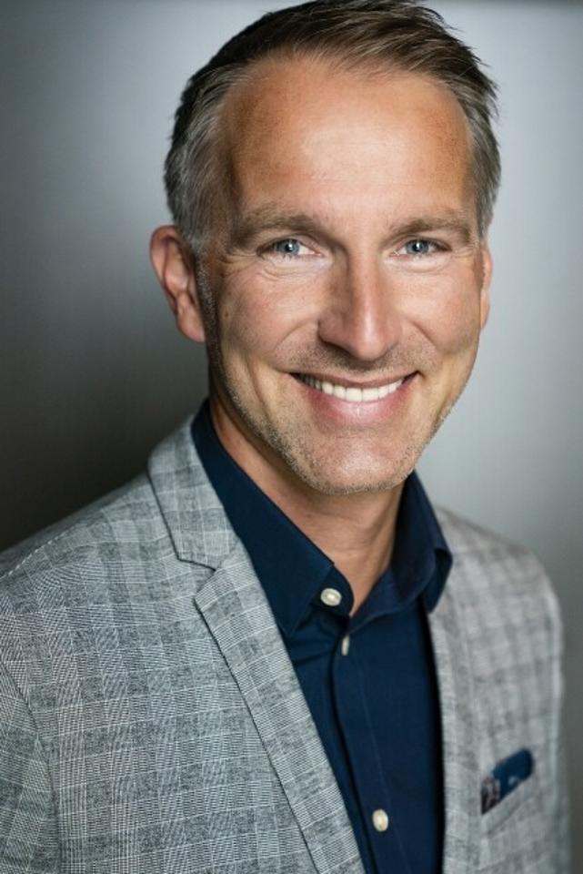 Jochen L. ist ein männliches Mainboard Model mit blauen Augen und dunkelblonden Haaren aus Stuttgart