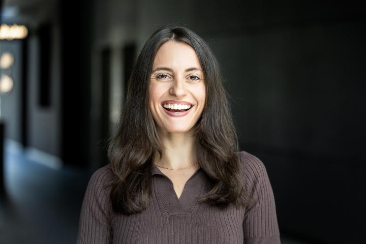 Weibliches Model aus unserer Mainboard Kategorie