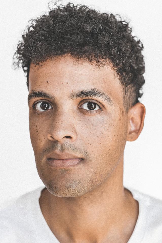 Ismael B. ist ein männliches People of Color Model mit braunen Augen und schwarzen Haaren aus Stuttgart