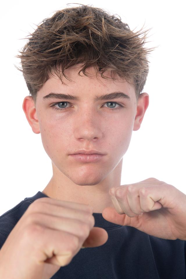 Mika S. ist ein männliches  Model mit blauen Augen und blonden Haaren aus Stuttgart