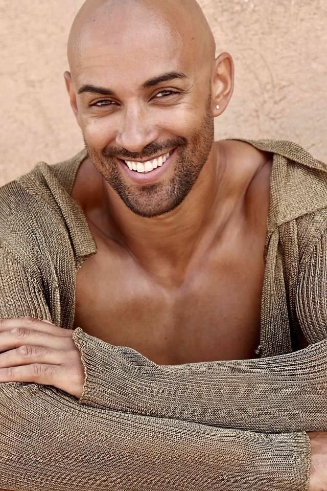 Cedric P. ist ein männliches People of Color Model mit braunen Augen und braunen Haaren aus München