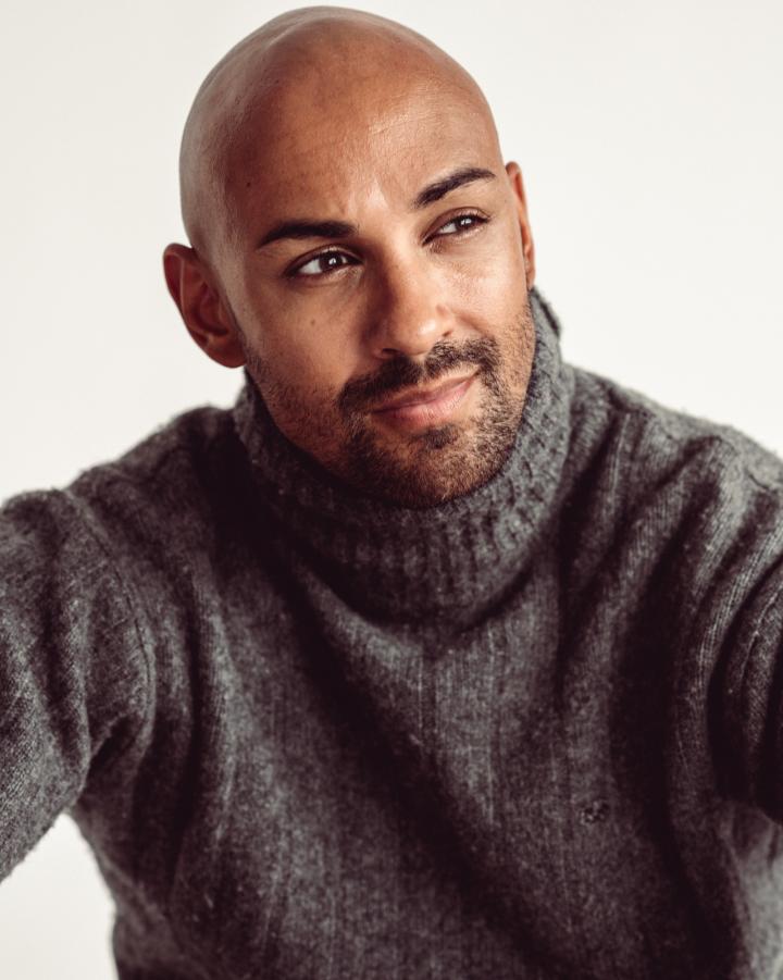 Cedric P. ist ein männliches Mainboard Model mit braunen Augen und braunen Haaren aus München