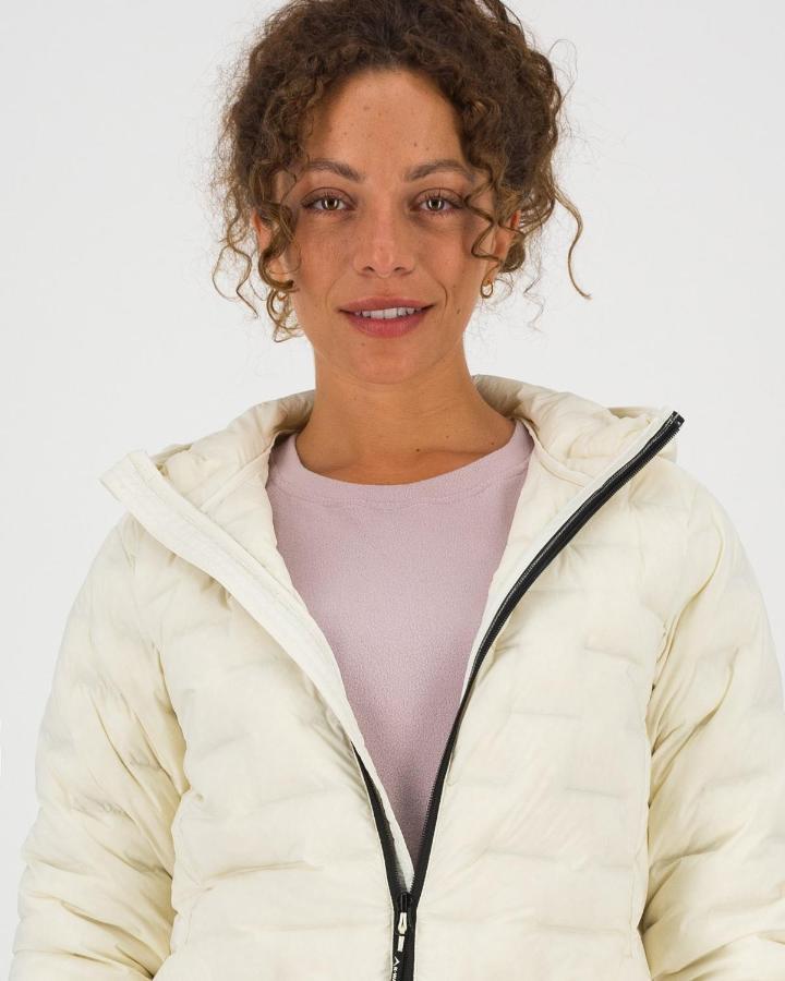 Jennifer D. ist ein weibliches Beauty Model mit grün-braunen Augen und braunen Haaren aus Stuttgart