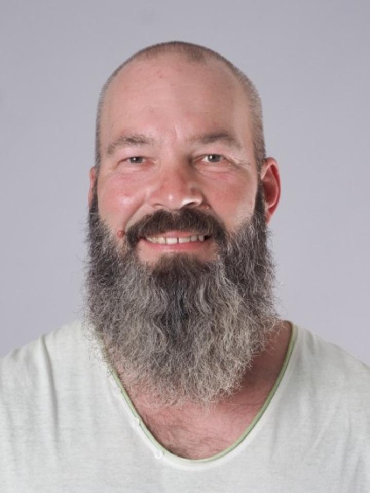 Lucien K. ist ein männliches People Model mit braun-grünen Augen und gräulichen Haaren aus Stuttgart