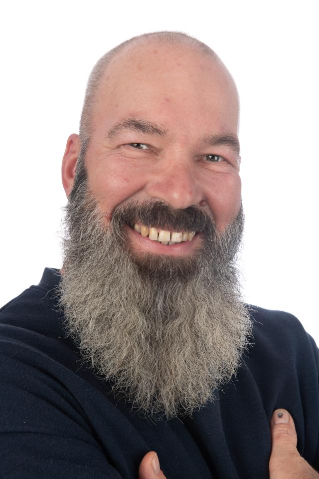 Lucien K. ist ein männliches People Model mit braun-grünen Augen und gräulichen Haaren aus Stuttgart