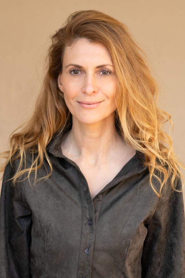 Andra K. ist ein weibliches Actors Model mit braunen Augen und blonden Haaren aus Berlin