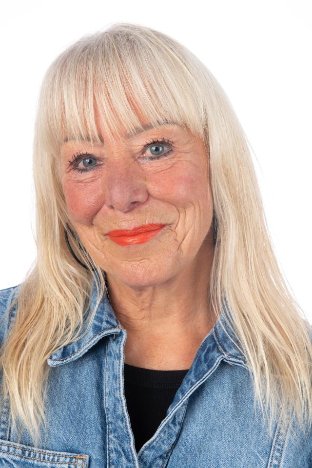 Monika R. ist ein weibliches People Model mit blau-grauen Augen und blonden Haaren aus Stuttgart