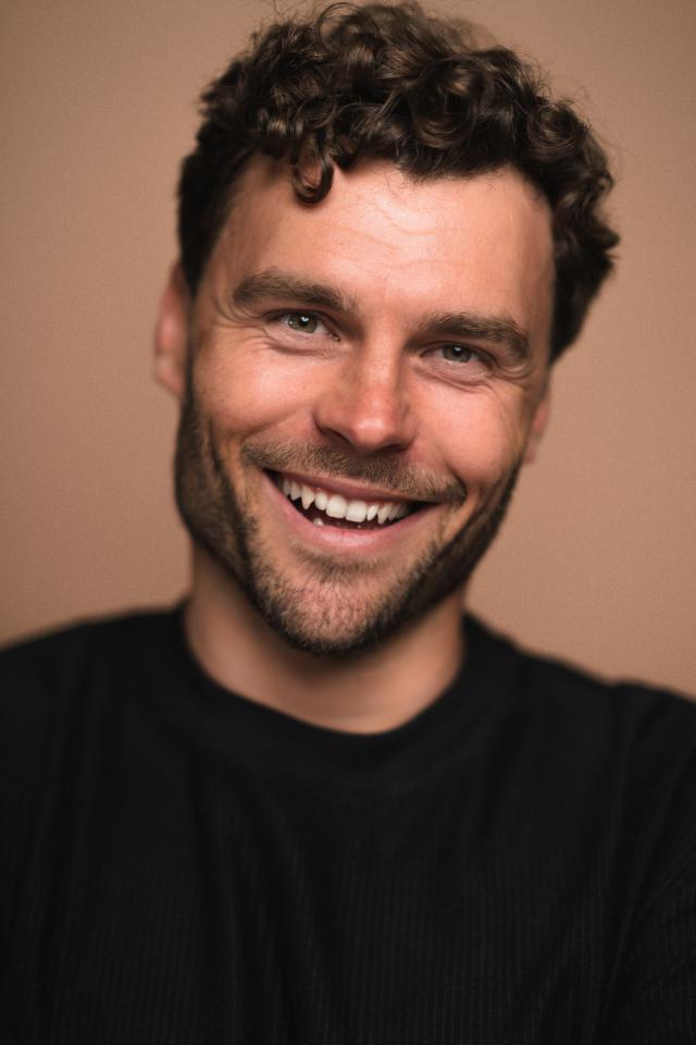 Tobi D. ist ein männliches Models Model mit braun-grünen Augen und dunkelblonden Haaren aus München