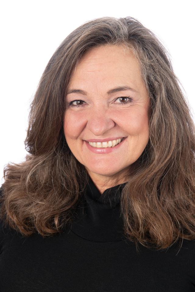 Anna Maria N. ist ein weibliches  Model mit braunen Augen und gräulichen Haaren aus Stuttgart