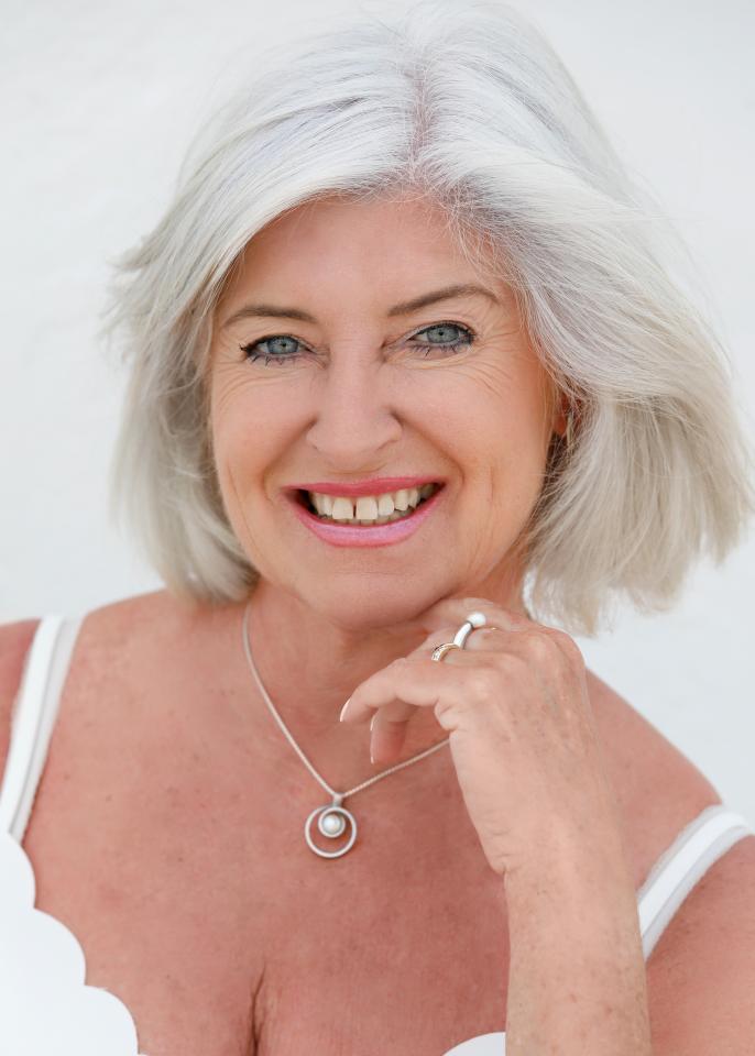 Sabine F. ist ein weibliches Best Ager Model mit blauen Augen und grauen Haaren aus Stuttgart