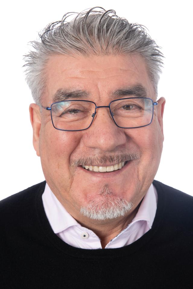 Juan E. R. ist ein männliches Actors Model mit braun-grünen Augen und gräulichen Haaren aus Stuttgart