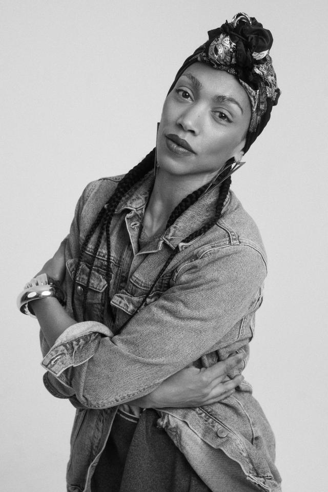 13. Bild von Julie- Denise J. aus seiner Sedcard