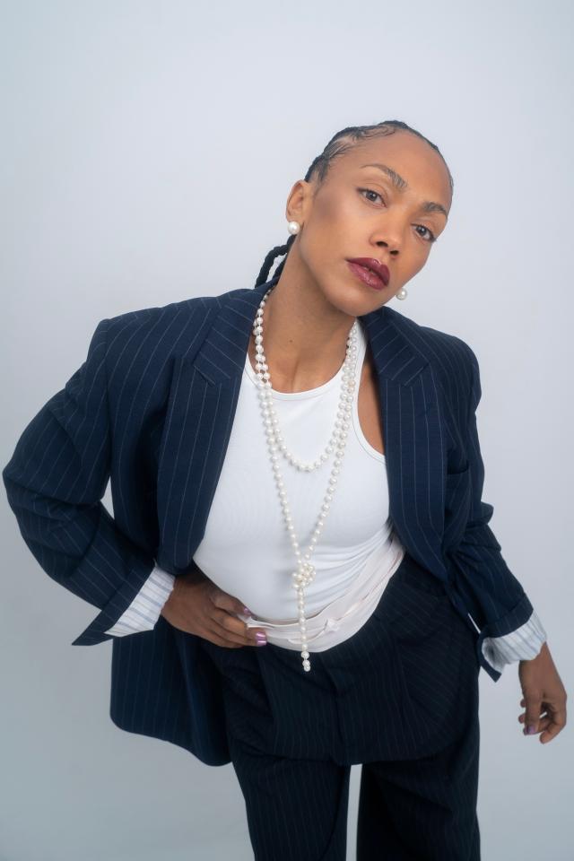 3. Bild von Julie- Denise J. aus seiner Sedcard