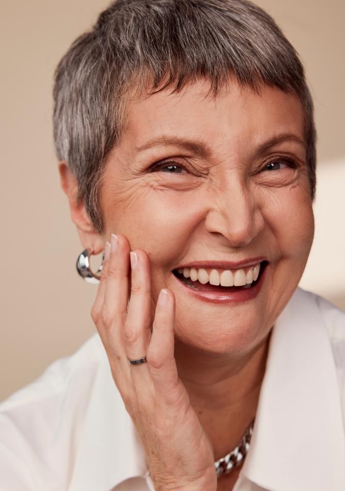 Brigitte L. ist ein weibliches Beauty Model mit blau-grünen Augen und gräulichen Haaren aus Berlin
